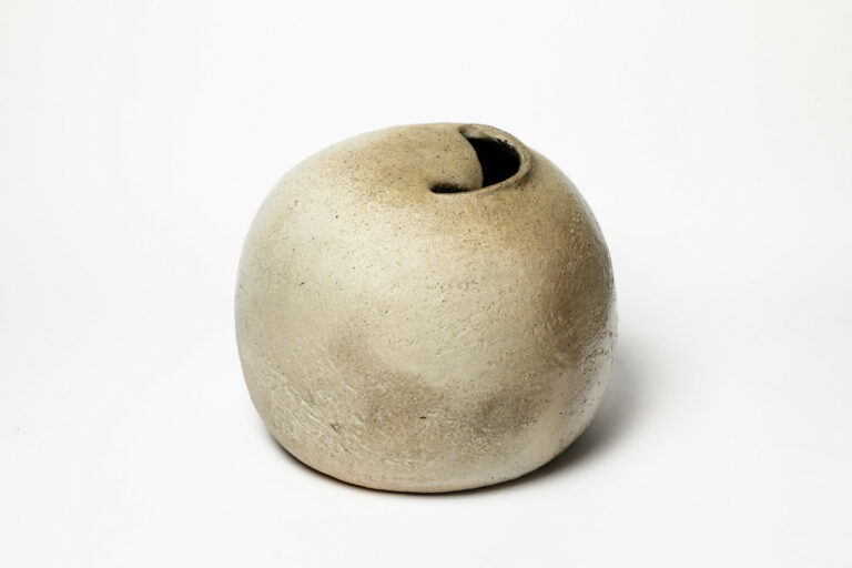 Élisabeth Joulia , vase en grès blanc, 1982. Musée de La Borne